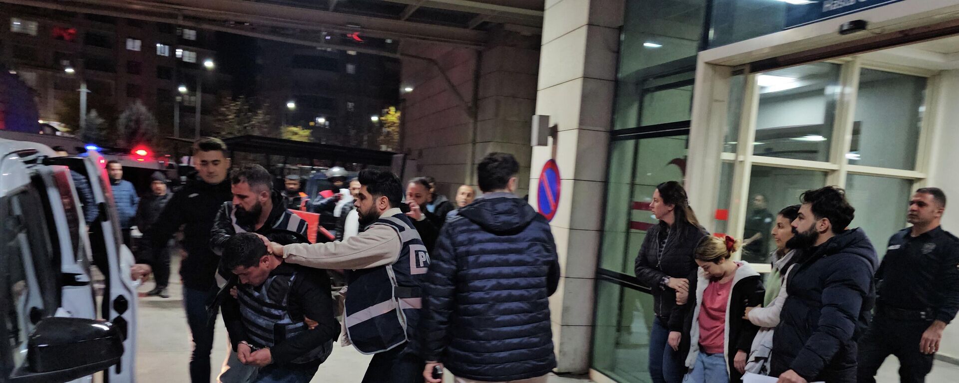 Siirt'te 2 çocuk annesi kadının evinde bıçaklanarak öldürülmesine ilişkin gözaltına alınan 4 şüpheliden komşusu olan karı koca tutuklandı - Sputnik Türkiye, 1920, 22.12.2025