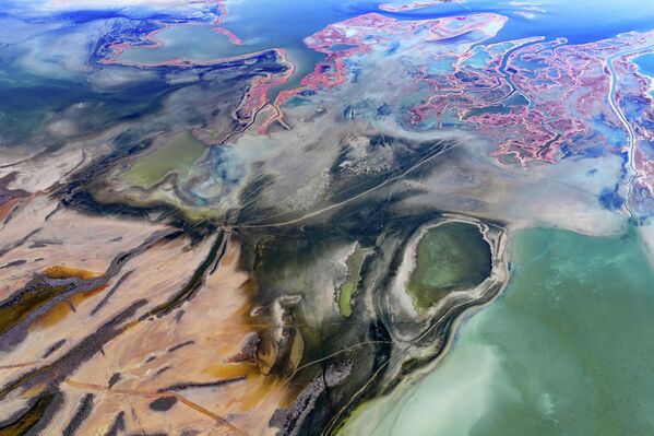 Adana’nın Yumurtalık Lagünü Milli Parkı sınırları içinde bulunan irili ufaklı göller, doğal yapıları ve su yüzeyinde zamanla oluşan farklı şekillerle öne çıkıyor. - Sputnik Türkiye