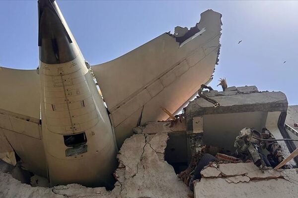 Hindistan’ın Ahmedabad kentindeki Sardar Vallabhbhai Patel Uluslararası Havalimanı’ndan Londra Gatwick Havalimanı’na gitmek üzere havalanan yolcu uçağı, 12 Haziran’da kalkıştan kısa süre sonra Meghani Nagar yerleşim bölgesine düştü.Air India hava yolu şirketi, “Air India 171” sefer sayılı uçakta 242 yolcu ve mürettebatın bulunduğunu açıkladı. Uçaktaki 241 kişi hayatını kaybederken tek kişi kurtuldu. - Sputnik Türkiye