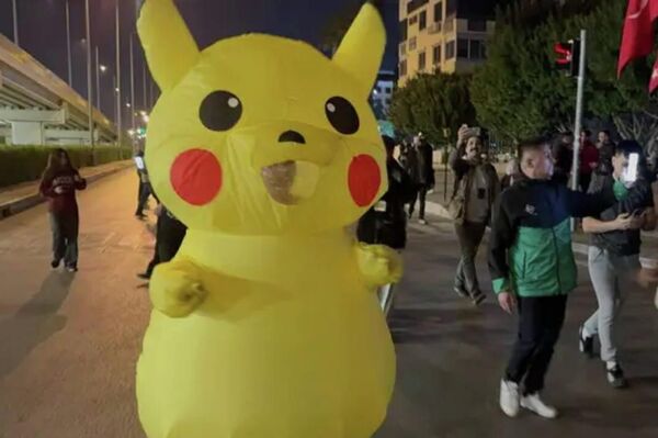 Antalya’da Ekrem İmamoğlu’nun tutuklanması nedeniyle düzenlenen protestolarda Pikachu kostümlü bir kişi dikkat çekti. 27 Mart’ta sosyal medyada paylaşılan görüntüler, kısa sürede yayılırken dünya basınında da yer aldı. - Sputnik Türkiye