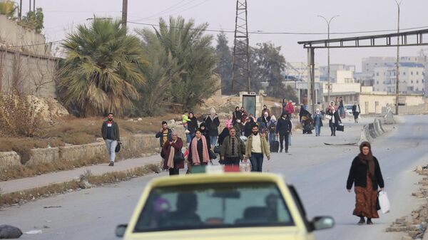 Suriye'nin Halep ilinde Eşrefiyye ve Şeyh Maksud’da halk evlerini terk ediyor - Sputnik Türkiye