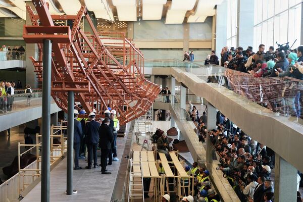 Metal çivi kullanılmadan yeniden birleştirilen ilk tekne, halihazırda Büyük Mısır Müzesi’ndeki Keops Tekneleri Salonu’nda sergileniyor. - Sputnik Türkiye