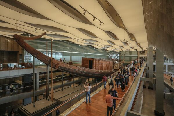 “Güneş tekneleri” olarak da bilinen Keops tekneleri, Giza’daki üç büyük piramide komşu olan müzenin en önemli eserleri arasında yer alıyor. - Sputnik Türkiye