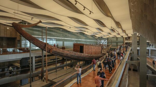 Mısır Firavunu Keops’un 4 bin 600 yıllık geminin parçaları, Büyük Mısır Müzesi'ne taşındı - Sputnik Türkiye