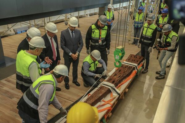 Yaklaşık 4 bin 500 yıl öncesine tarihlenen teknelerden ikisi günümüze ulaştı. Teknelerden ilki, 1954 yılında Büyük Piramit’in yanında bulunmuş olup 1200’den fazla parçaya ayrılmış halde keşfedilmişti. - Sputnik Türkiye