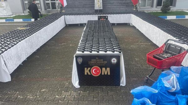 Yolcu otobüsünde ele geçirilen silah parçaları - Sputnik Türkiye