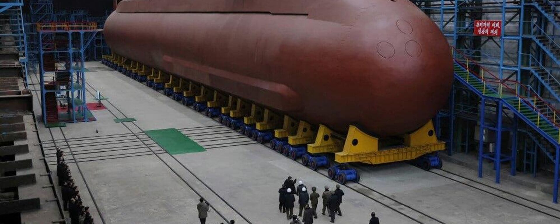 Kuzey Kore lideri Kim Jong-un, güdümlü stratejik füzeler taşıyan 8 bin 700 tonluk nükleer denizaltının inşa edildiği yeri ziyaret etti.  - Sputnik Türkiye, 1920, 25.12.2025