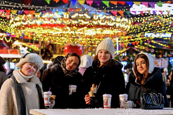 Moskova'nın yeni yıl öncesi ışıl ışıl görüntülerinden bazıları - Sputnik Türkiye