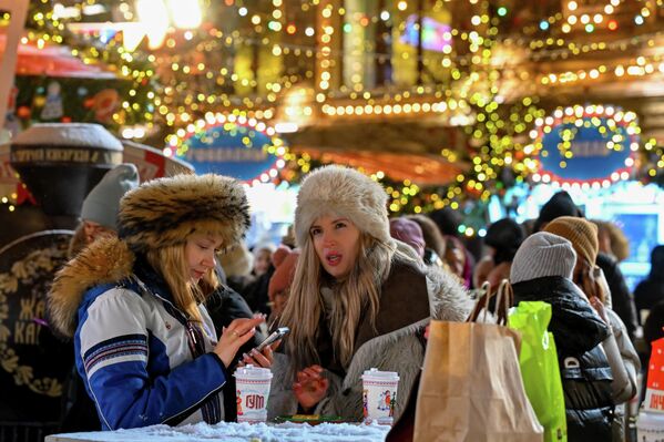 Moskova'nın yeni yıl öncesi ışıl ışıl görüntülerinden bazıları - Sputnik Türkiye