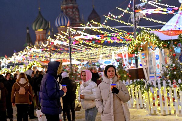 Tarihi Kızıl Meydan ve Manej Meydanı rengarenk ışıklarla ve süslerle donatıldı. - Sputnik Türkiye