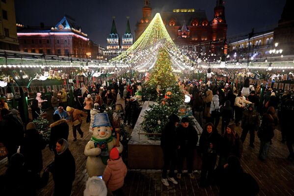 
Meydanlar ve parklar ışıklandırılırken, alışveriş için pazar yerleri hazırlandı. - Sputnik Türkiye