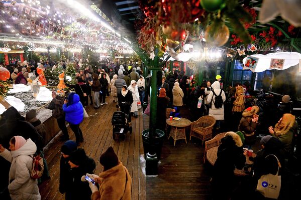 Moskova'nın yeni yıl öncesi ışıl ışıl görüntülerinden bazıları - Sputnik Türkiye