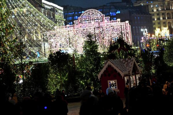 Moskova'nın yeni yıl öncesi ışıl ışıl görüntülerinden bazıları - Sputnik Türkiye