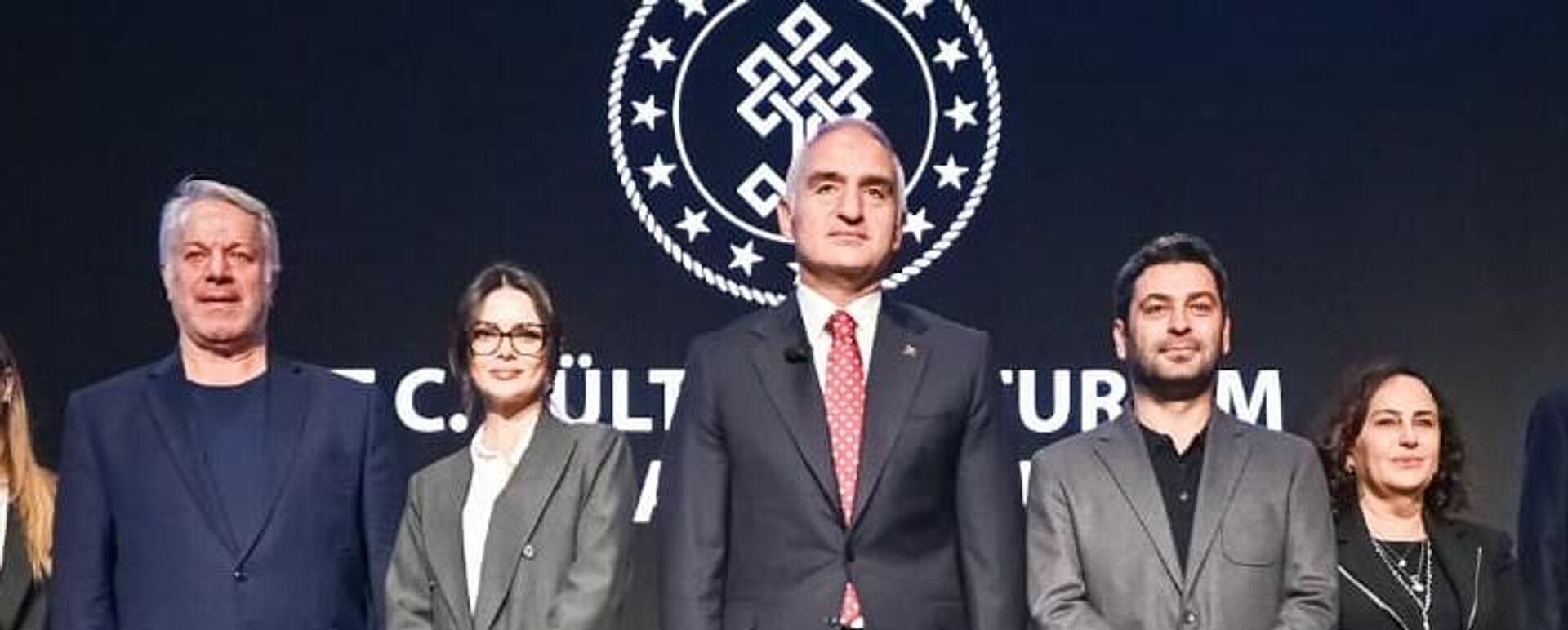 Kültür ve Turizm Bakanı Ersoy dizi oyuncularıyla buluştu, yeni desteği açıkladı - Sputnik Türkiye, 1920, 26.12.2025