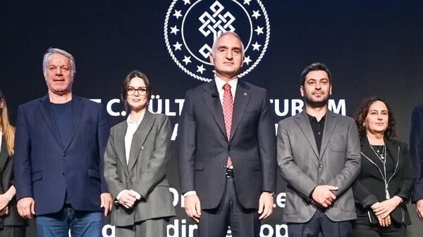 Kültür ve Turizm Bakanı Ersoy dizi oyuncularıyla buluştu, yeni desteği açıkladı - Sputnik Türkiye