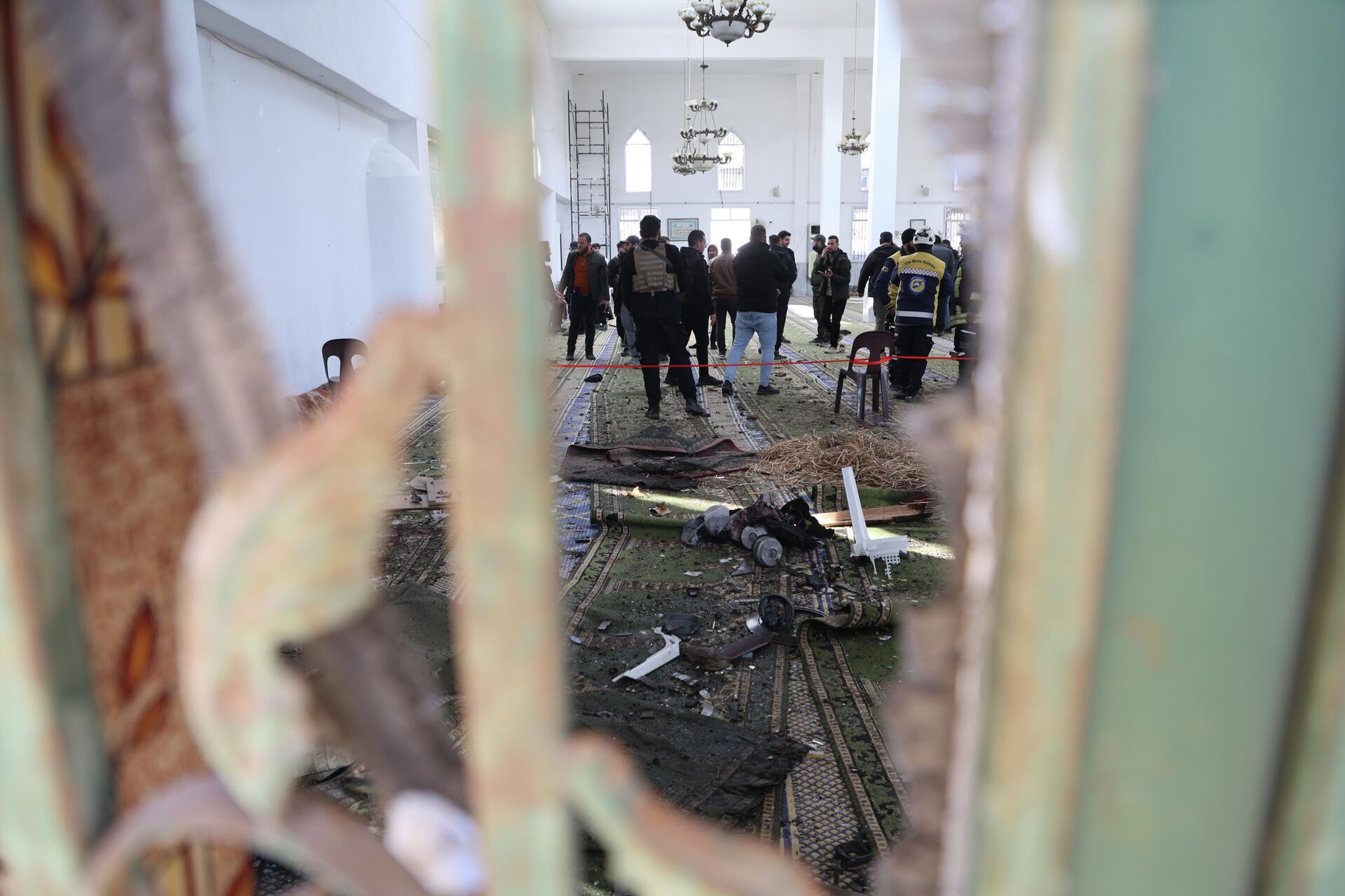 Suriye’ninHumus ilindeki Ali Talip Camisi'ndeki patlamadan görüntüler - Sputnik Türkiye, 1920, 26.12.2025