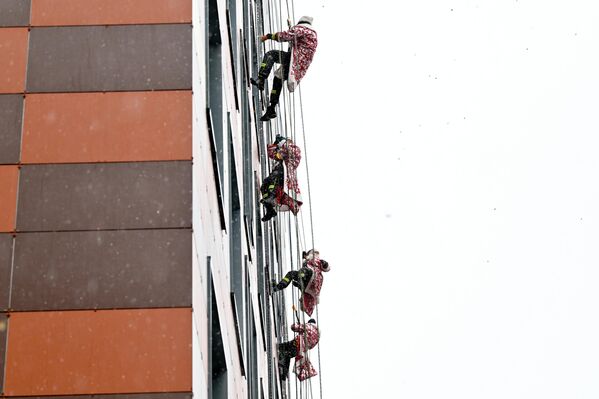 Başkentteki Ded Moroz (Noel Baba) figürleri, hastanenin çatılarından ipler aracılığıyla sarkarak tedavi gören çocuklarla buluştu. - Sputnik Türkiye