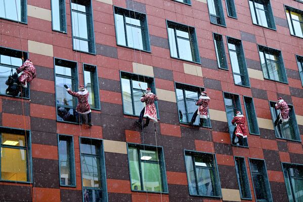 Bu geleneksel sosyal organizasyonda çocukların yüzlerini güldüren Moskova Şehri Sivil Savunma, Acil Durumlar ve Yangın Güvenliği Dairesi ekipleri, onlara unutulmaz anlar yaşattı. - Sputnik Türkiye