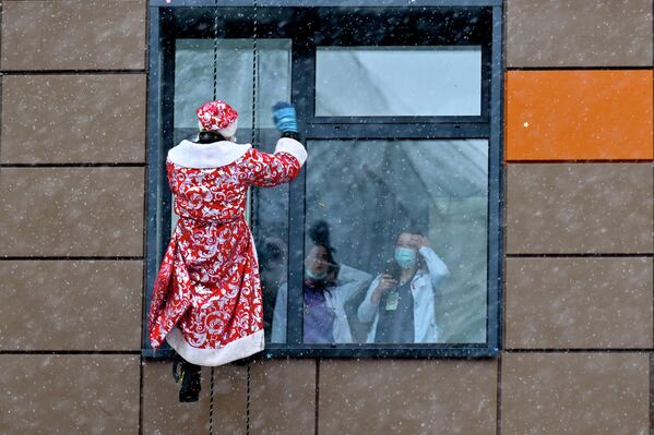 Moskova'nın Morozovskaya Çocuk Hastanesi, bu yıl yine neşeli bir etkinliğe ev sahipliği yaptı. - Sputnik Türkiye