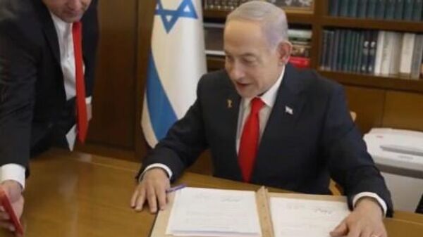 Binyamin Netanyahu İsrail'in Somaliland'ı tanıdığı belgeyi imzalıyor - Sputnik Türkiye