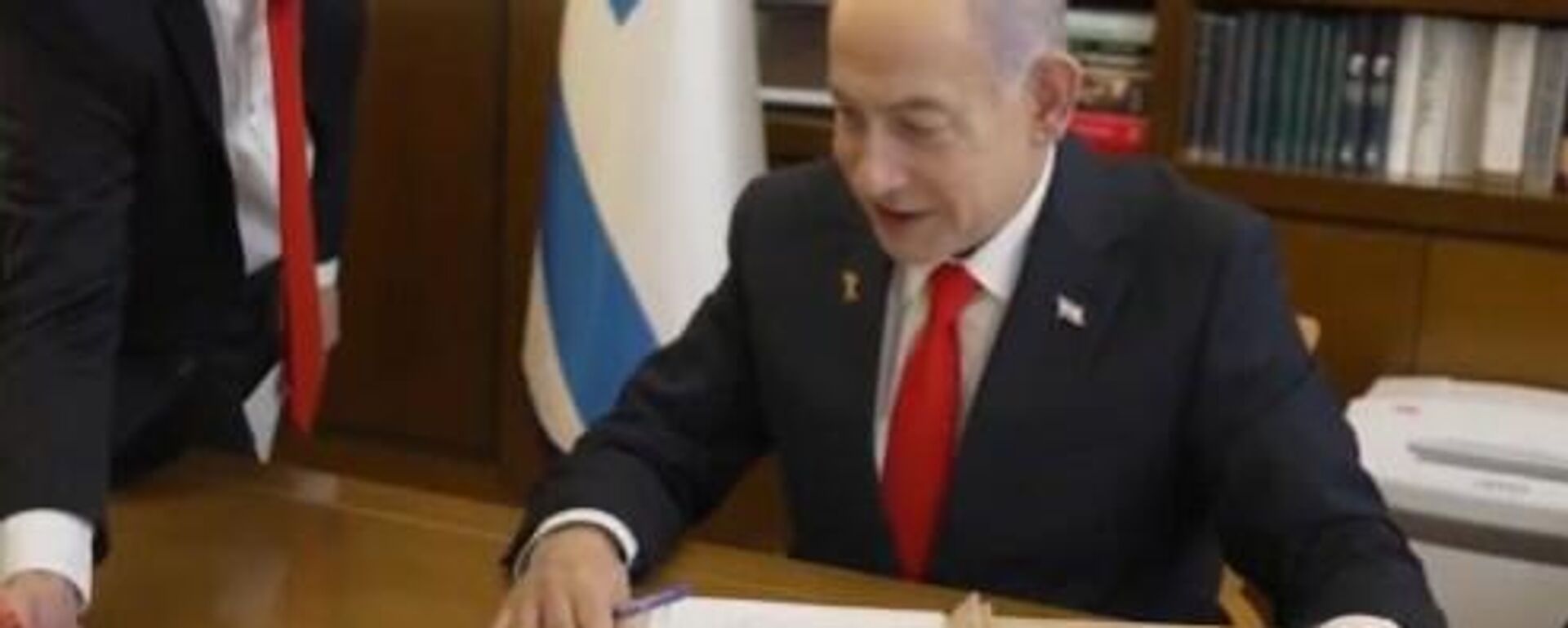 Binyamin Netanyahu İsrail'in Somaliland'ı tanıdığı belgeyi imzalıyor - Sputnik Türkiye, 1920, 26.12.2025