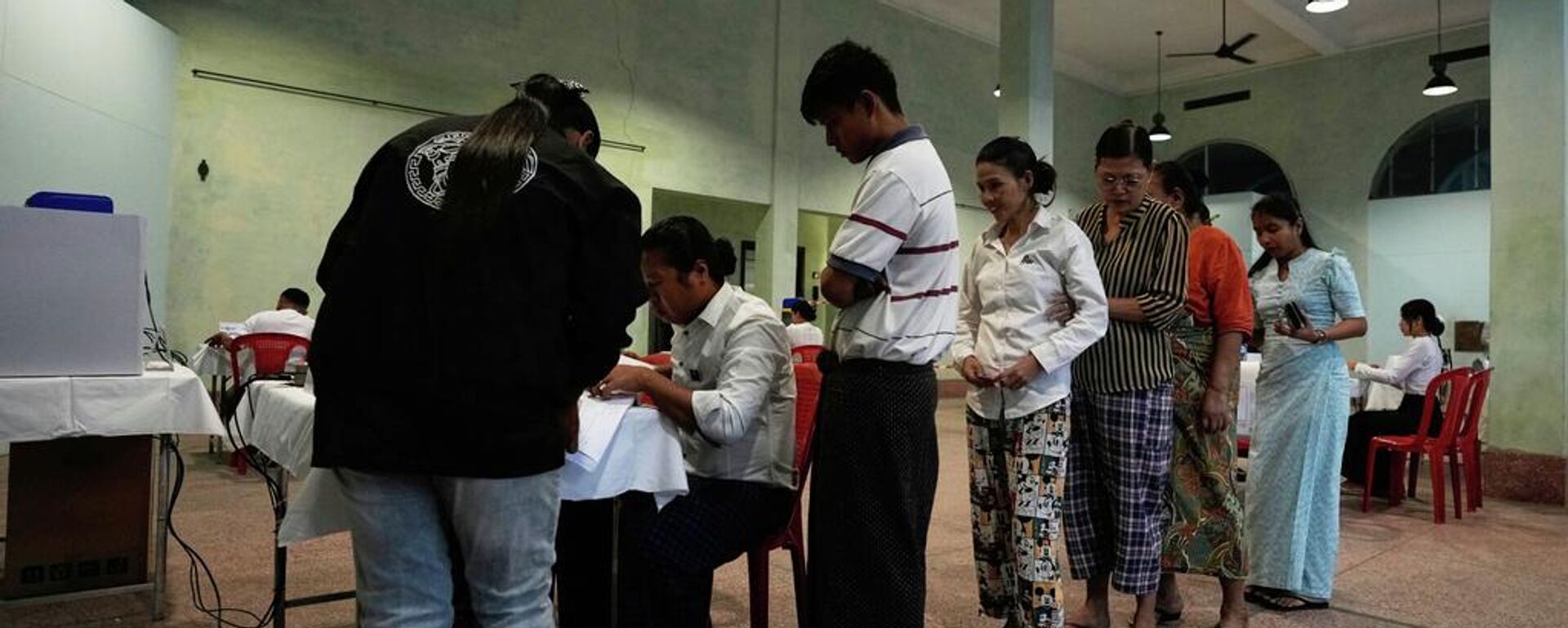 Myanmar'da oy kullanma işlemi - Sputnik Türkiye, 1920, 28.12.2025