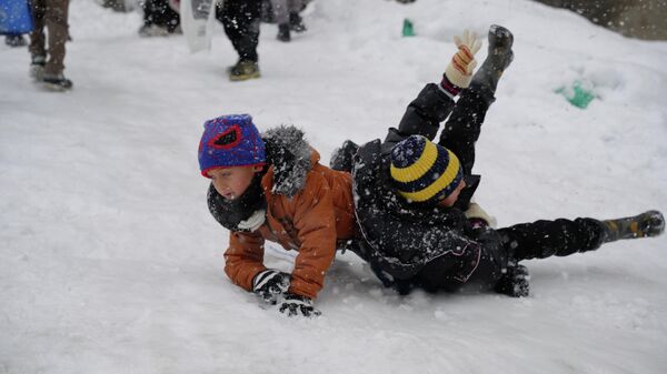 Çocukların karda oynaması - Sputnik Türkiye