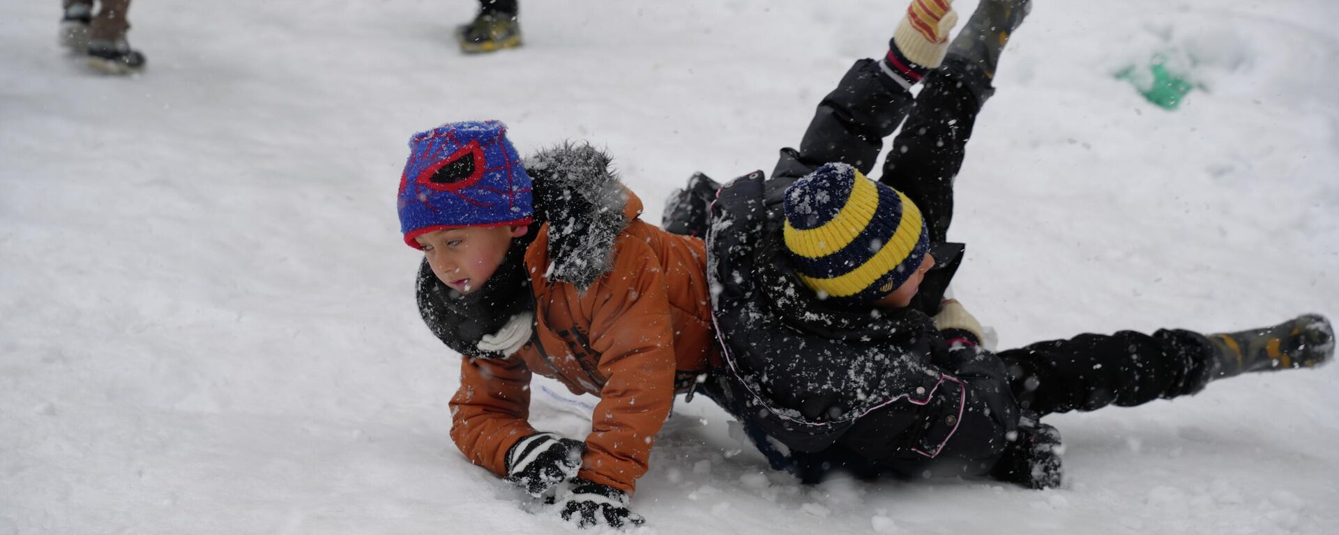 Çocukların karda oynaması - Sputnik Türkiye, 1920, 28.12.2025