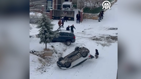 Malatya'da buzlanma sebebiyle yolda kayan araç başka araca çarptı: Otomobil önce takla sonra sürüklendi - Sputnik Türkiye