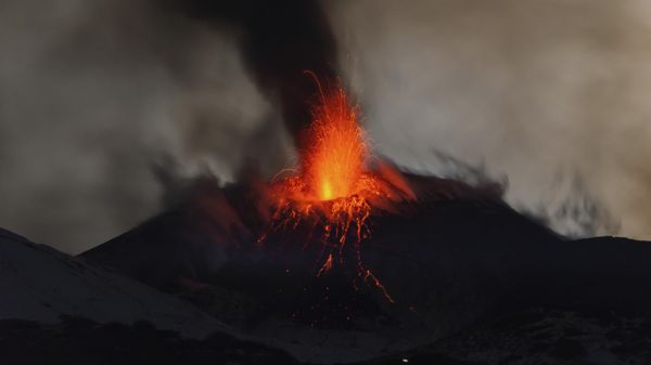 Etna Yanardağı’nda volkanik faaliyetler etkisini sürdürüyor
 - Sputnik Türkiye