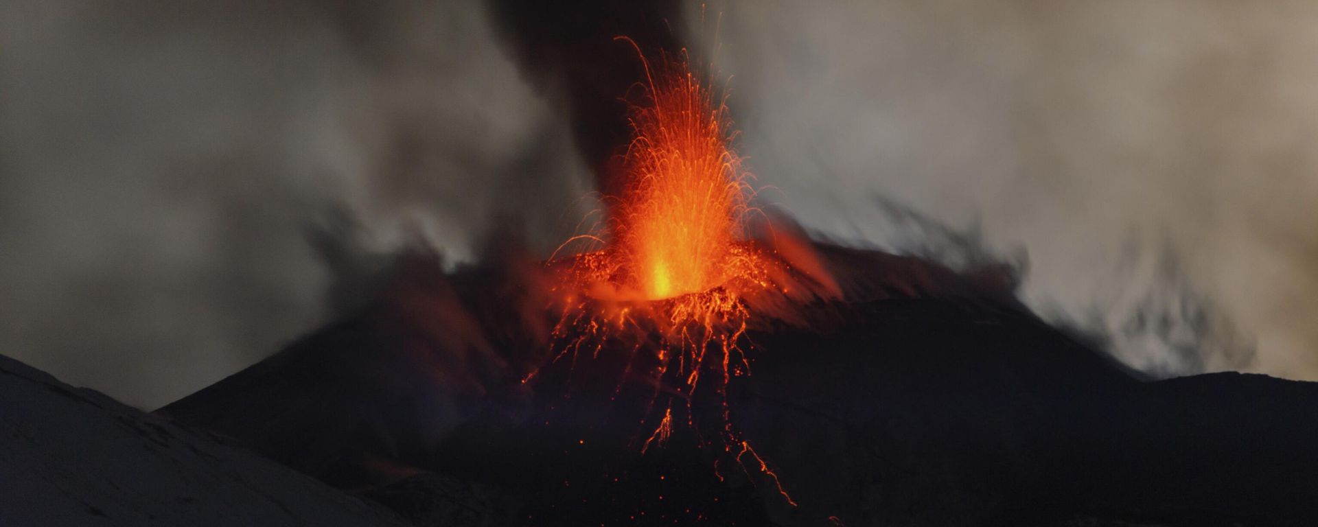 Etna Yanardağı’nda volkanik faaliyetler etkisini sürdürüyor
 - Sputnik Türkiye, 1920, 29.07.2026