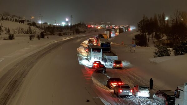 Bolu'da etkili olan kar yağışı nedeniyle Gerede-Karabük kara yolu çift yönlü olarak ulaşıma kapatıldı - Sputnik Türkiye