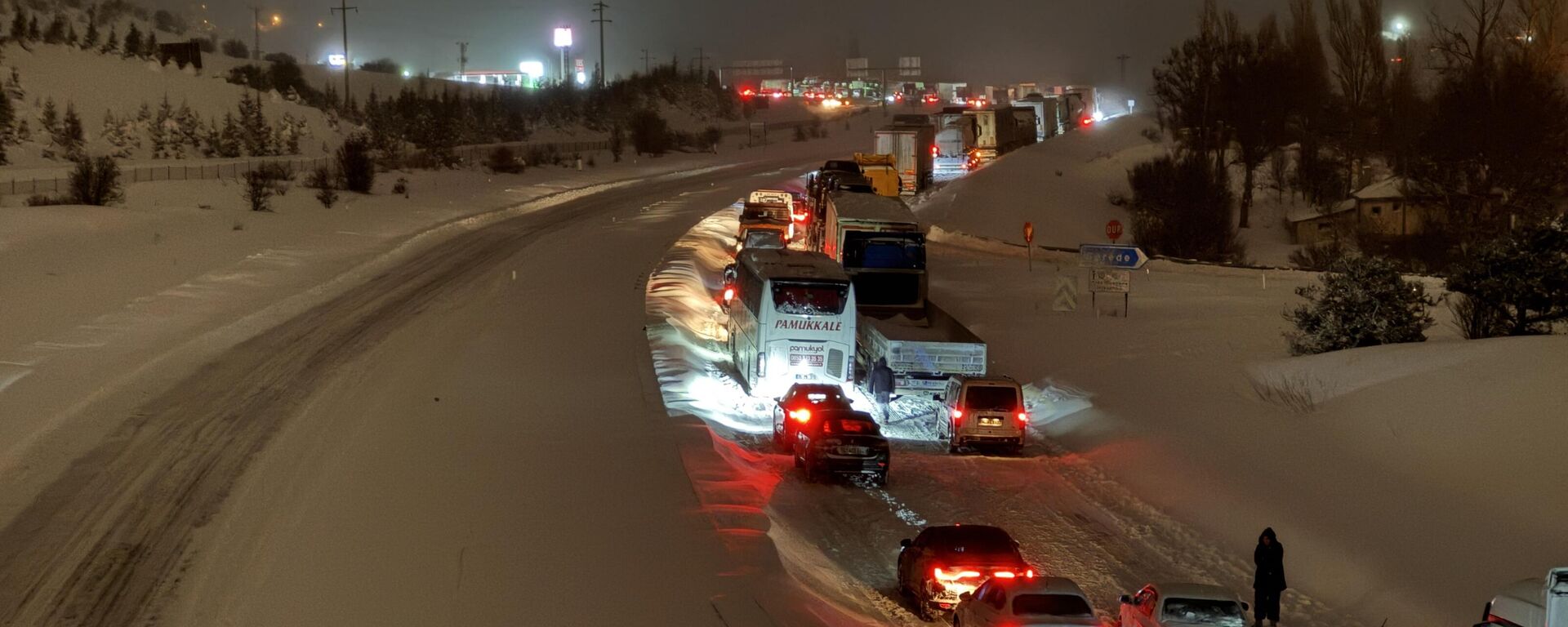 Bolu'da etkili olan kar yağışı nedeniyle Gerede-Karabük kara yolu çift yönlü olarak ulaşıma kapatıldı - Sputnik Türkiye, 1920, 29.12.2025