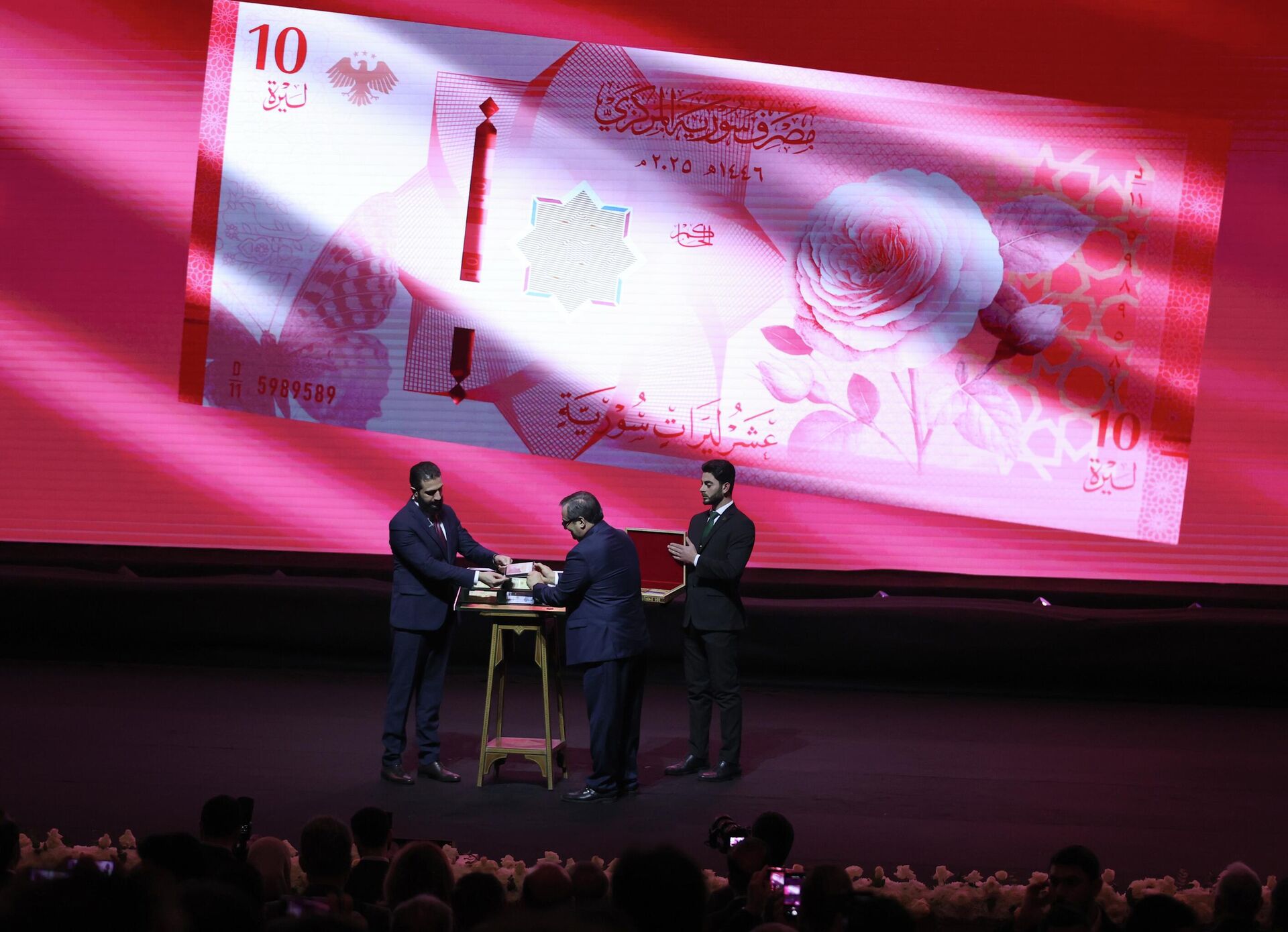 Suriye’nin başkenti Şam’daki Konferanslar Sarayı’nda yeni Suriye banknotlarının tanıtım töreni düzenlendi. Törene, Suriye Cumhurbaşkanı Ahmed Şara da katıldı. - Sputnik Türkiye, 1920, 30.12.2025