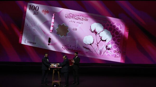 Suriye’nin başkenti Şam’daki Konferanslar Sarayı’nda yeni Suriye banknotlarının tanıtım töreni düzenlendi. Törene, Suriye Cumhurbaşkanı Ahmed Şara da katıldı. - Sputnik Türkiye