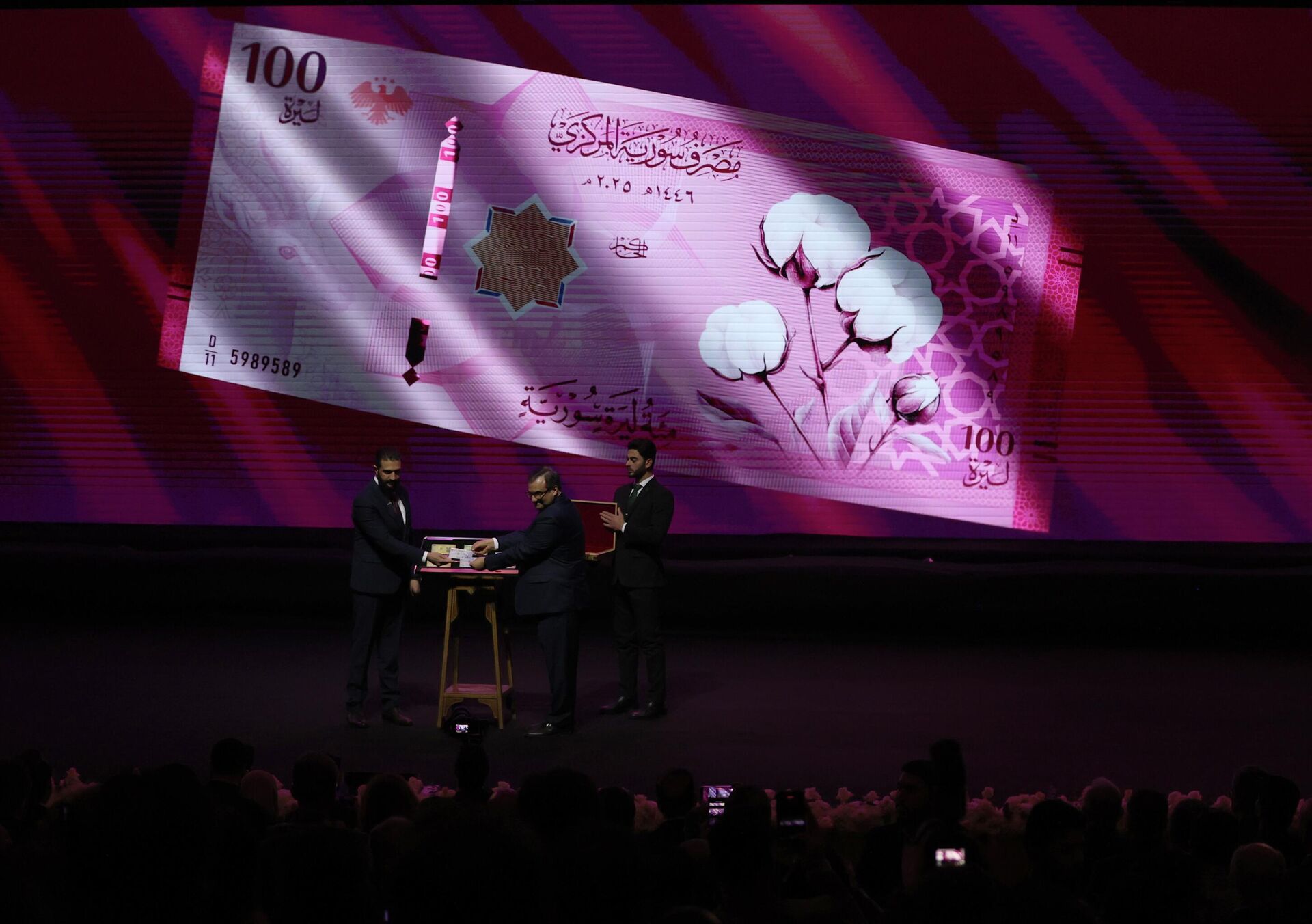 Suriye’nin başkenti Şam’daki Konferanslar Sarayı’nda yeni Suriye banknotlarının tanıtım töreni düzenlendi. Törene, Suriye Cumhurbaşkanı Ahmed Şara da katıldı. - Sputnik Türkiye, 1920, 30.12.2025