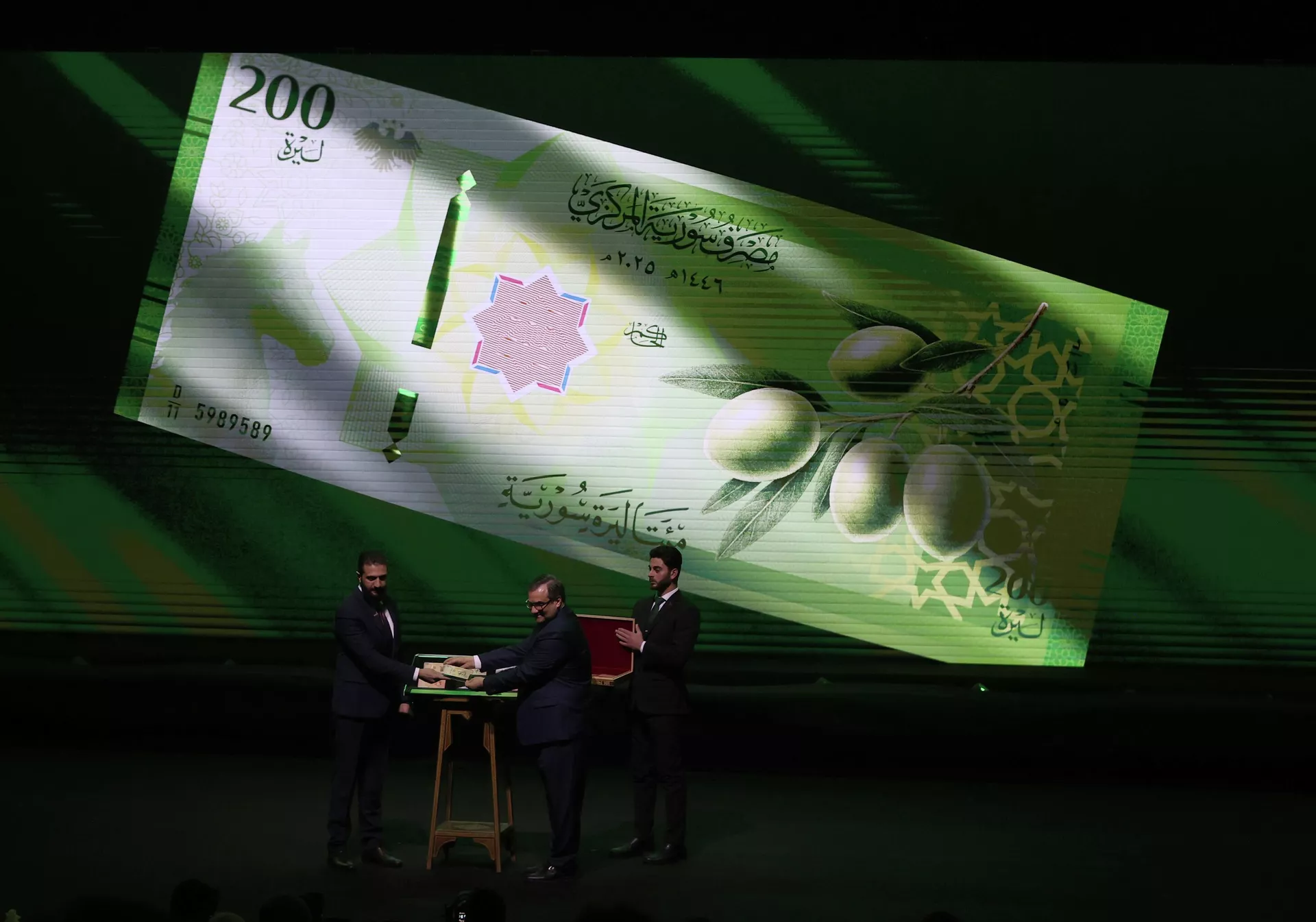 Suriye’nin başkenti Şam’daki Konferanslar Sarayı’nda yeni Suriye banknotlarının tanıtım töreni düzenlendi. Törene, Suriye Cumhurbaşkanı Ahmed Şara da katıldı. - Sputnik Türkiye, 1920, 30.12.2025