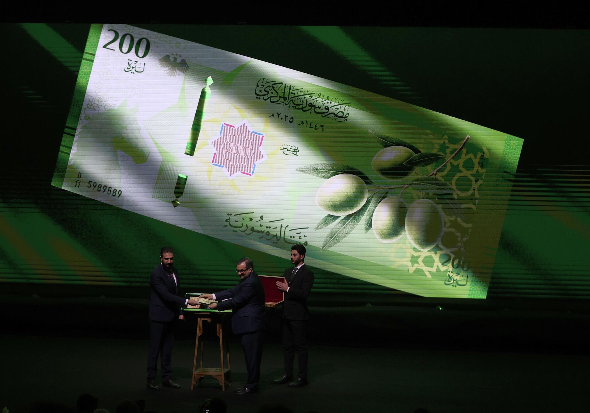 Suriye’nin başkenti Şam’daki Konferanslar Sarayı’nda yeni Suriye banknotlarının tanıtım töreni düzenlendi. Törene, Suriye Cumhurbaşkanı Ahmed Şara da katıldı. - Sputnik Türkiye, 1920, 30.12.2025