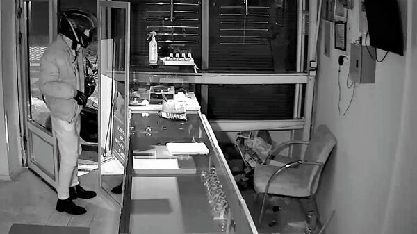 Iğdır'da kuyumcuyu soyarak aldıkları altın ve paralarla lüks cip satın alan 3 şüpheli yakalandı - Sputnik Türkiye