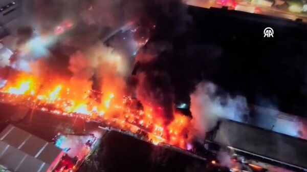 Esenyurt'ta fabrika yangını: 5 farklı noktadan müdahale ediliyor - Sputnik Türkiye