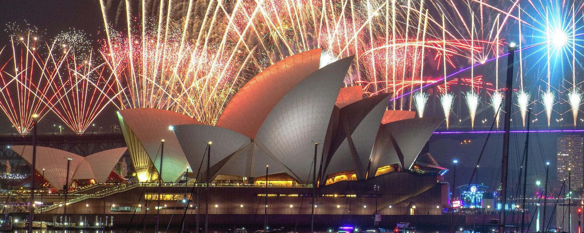 Avustralya yeni yıla havai fişek gösterileriyle girdi - Sputnik Türkiye, 1920, 31.12.2025