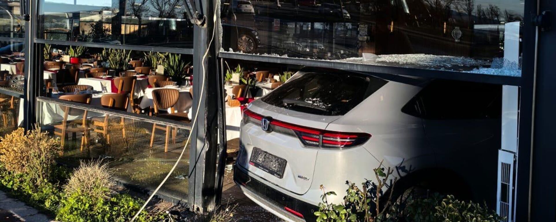 Sanatçı Cahit Berkay'ın aracıyla restoranın cam duvarını kırarak içeri girdiği kaza - Sputnik Türkiye, 1920, 31.12.2025