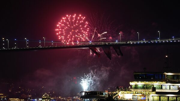 İstanbul'da binlerce kişi yeni yıla kentin önemli meydanlarında ve caddelerinde düzenlenen kutlamalarla girdi - Sputnik Türkiye