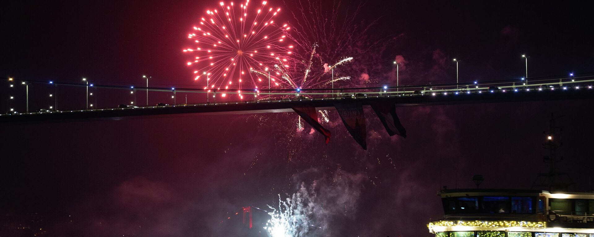 İstanbul'da binlerce kişi yeni yıla kentin önemli meydanlarında ve caddelerinde düzenlenen kutlamalarla girdi - Sputnik Türkiye, 1920, 01.01.2026