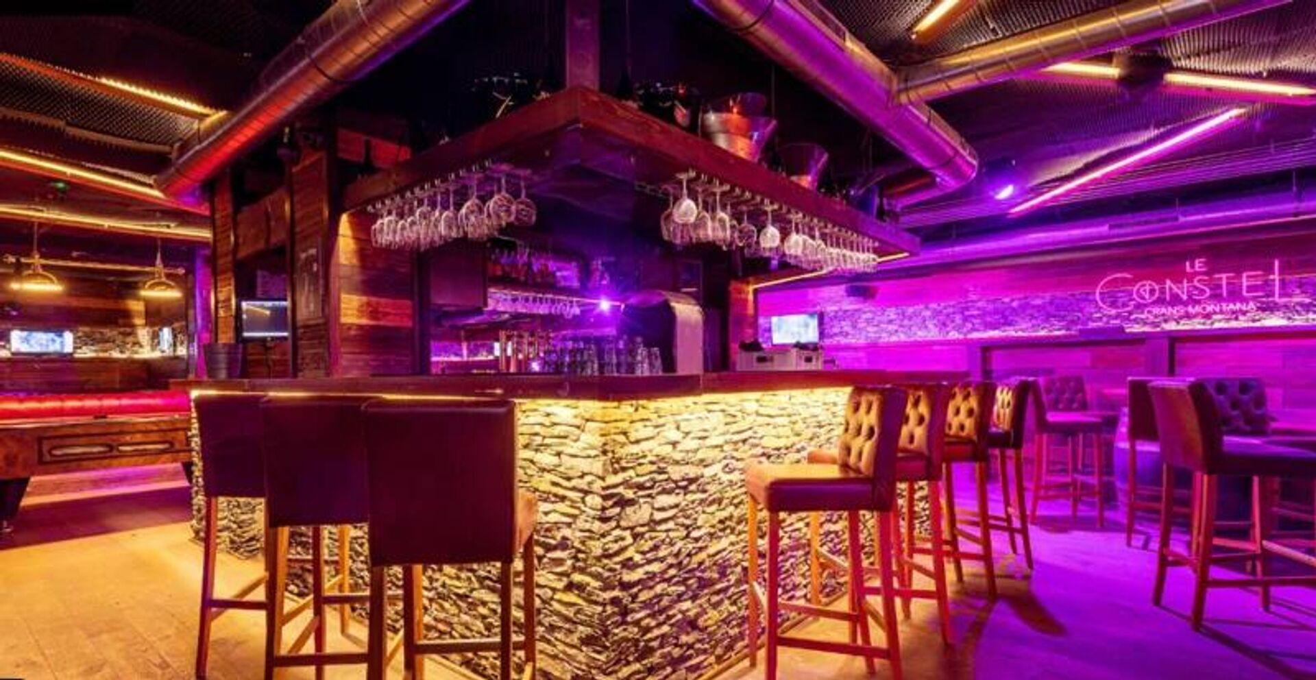 Yangının çıktığı barın Mayıs 2004 tarihli fotoğrafı - Sputnik Türkiye, 1920, 01.01.2026