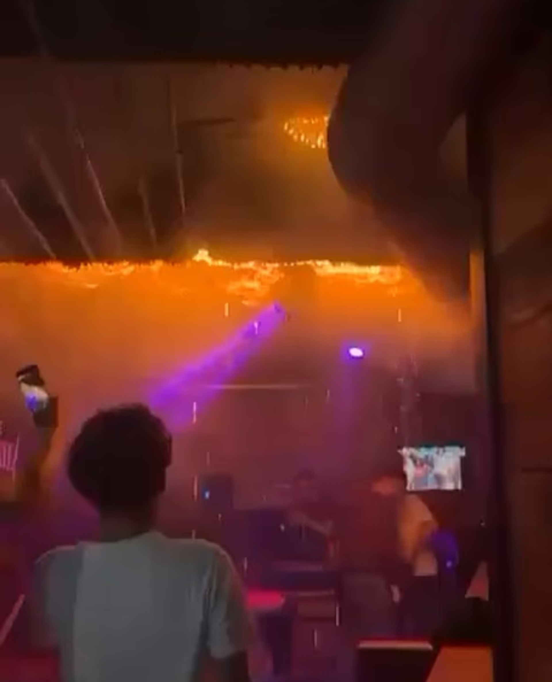 'Le Constellation' isimli barın bodrum katında yangının çıkış anları - Sputnik Türkiye, 1920, 02.01.2026