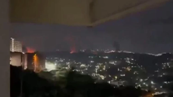 ABD'nin 'Saldıracağız' dediği Venezüella'da büyük patlama sesleri: Başkentte alevler yükseliyor - Sputnik Türkiye