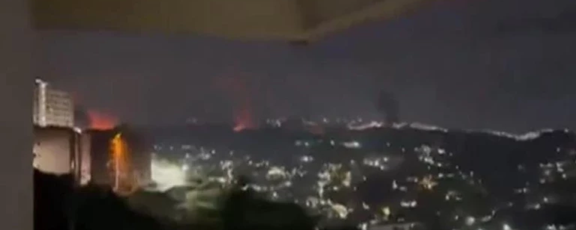 ABD'nin 'Saldıracağız' dediği Venezüella'da büyük patlama sesleri: Başkentte alevler yükseliyor - Sputnik Türkiye, 1920, 05.01.2026