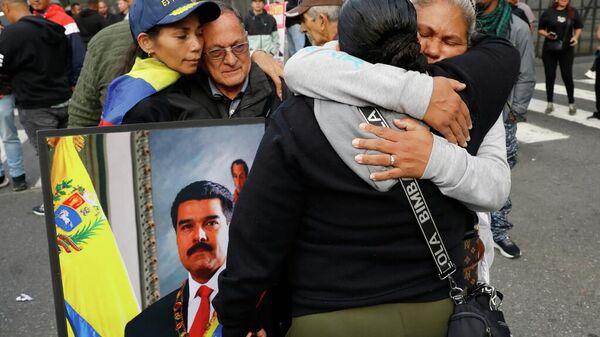 Maduro destekçileri Karakas şehir merkezinde toplandı Maduro destekçileri Karakas şehir merkezinde toplandı - Sputnik Türkiye