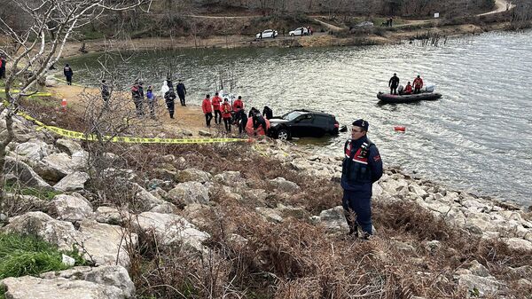 Balıkesir’de gölette ölü bulunan Elif Kumal’ın aracı vinçle sudan çıkarıldı - Sputnik Türkiye